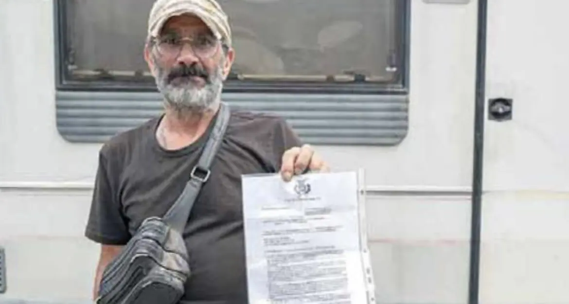 Abita in camper da sei anni e lo multano: “Mi lascino vivere e lavorare”