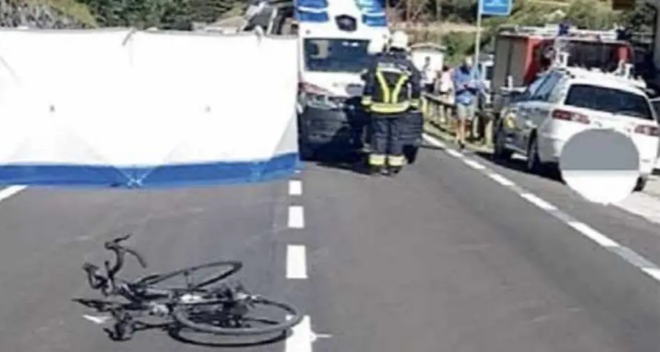Ciclista centrato e multato: contestate velocità e assenza di luci e campanello