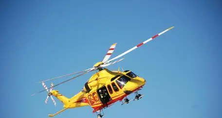 Cade nel vuoto per 400 metri e si schianta sul pendio: muore un base jumper di 58 anni