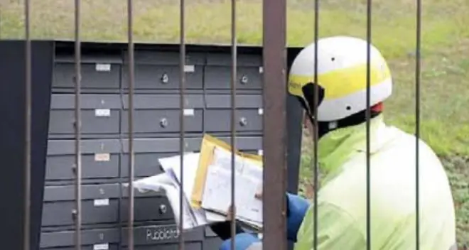 Portalettere licenziato da Poste Italiane durante il periodo di prova: l'azienda dovrà risarcirlo
