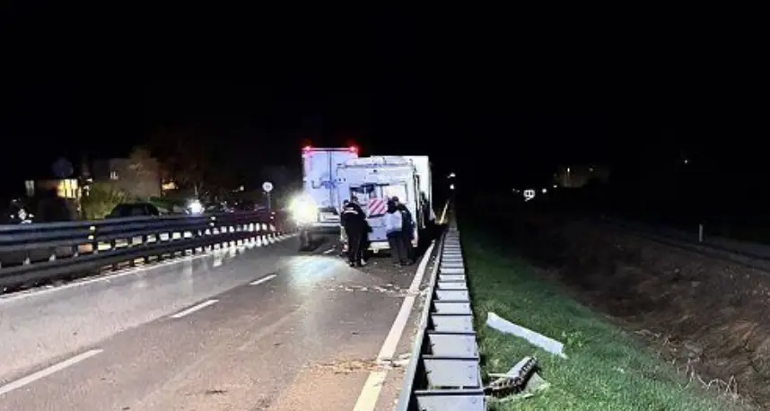 Un camper perde le ruote e provoca un incidente sulla Statale della Valsugana