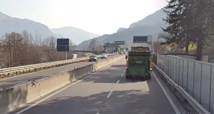 In bicicletta (o in monopattino) contromano in tangenziale: la segnalazione alla Stradale