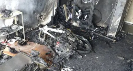 Mette in carica la batteria della bici: esplosione e incendio, appartamento distrutto