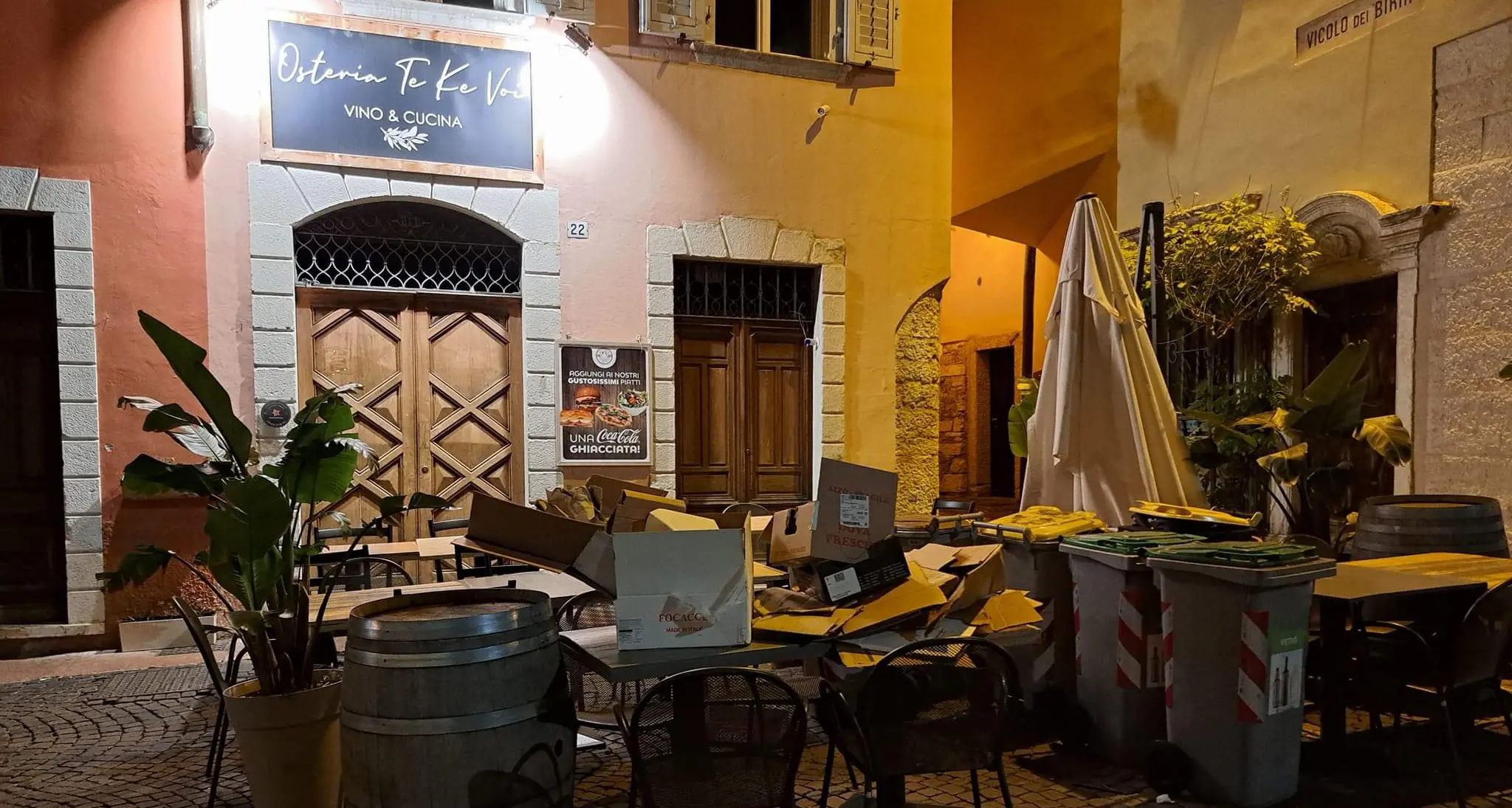 Rifiuti accatastati dai bar in piazza Duomo, botta e risposta fra Baggia e Confesercenti