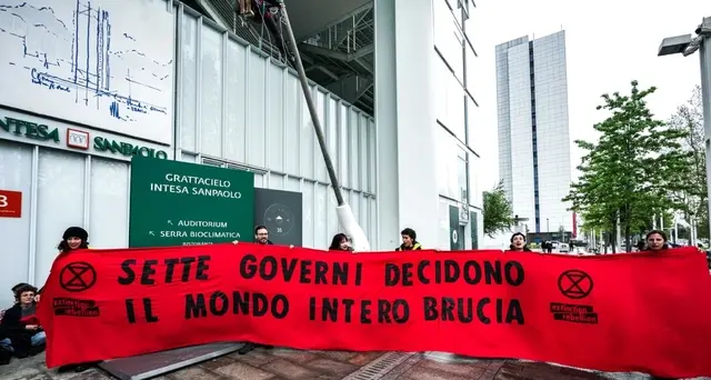 G7: blitz di Extinction Rebellion al grattacielo Intesa Sanpaolo