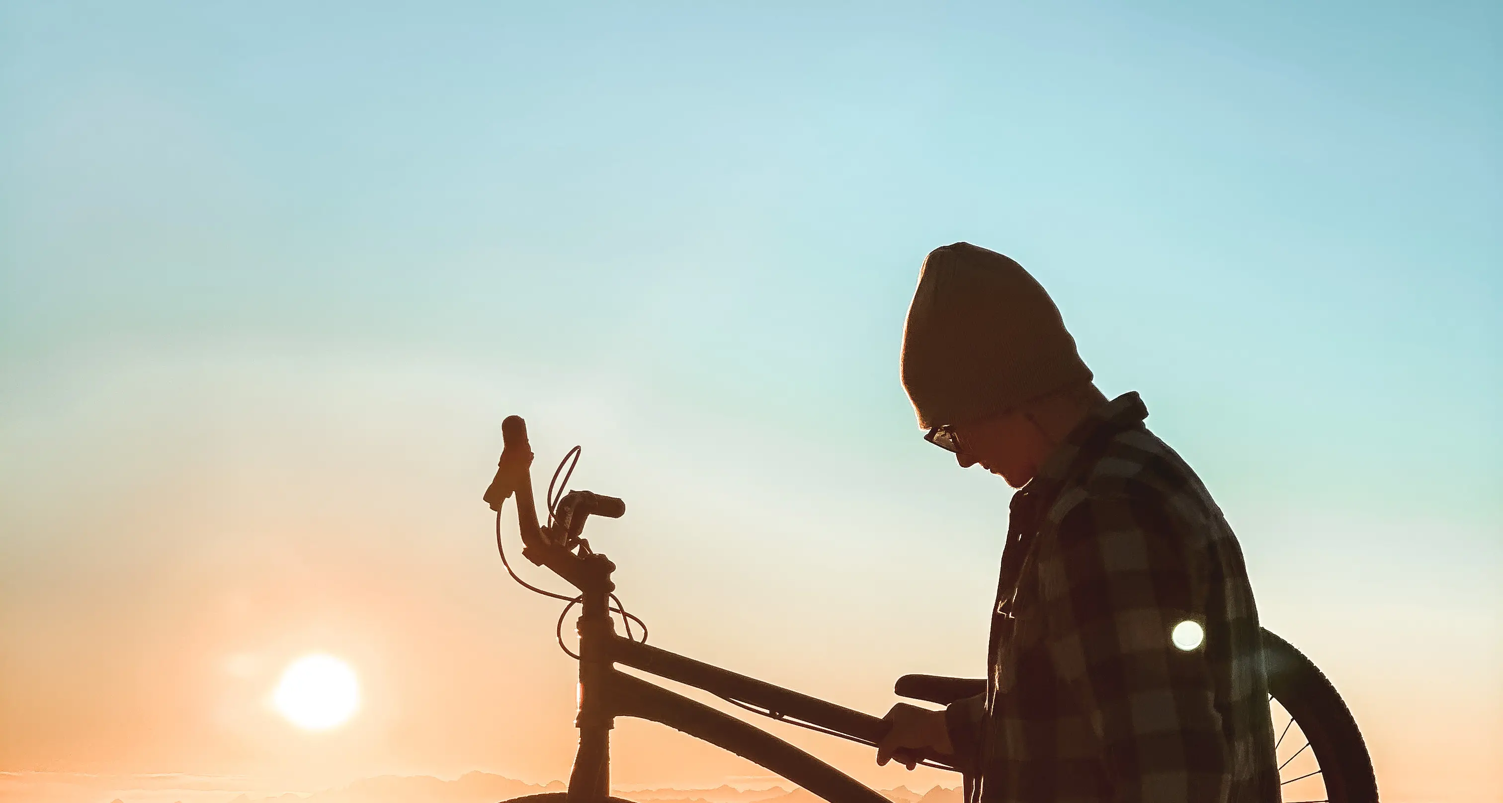 Giù dal trampolino con la bici, un salto di 4 metri e 20 per entrare nel Guinness mondiale