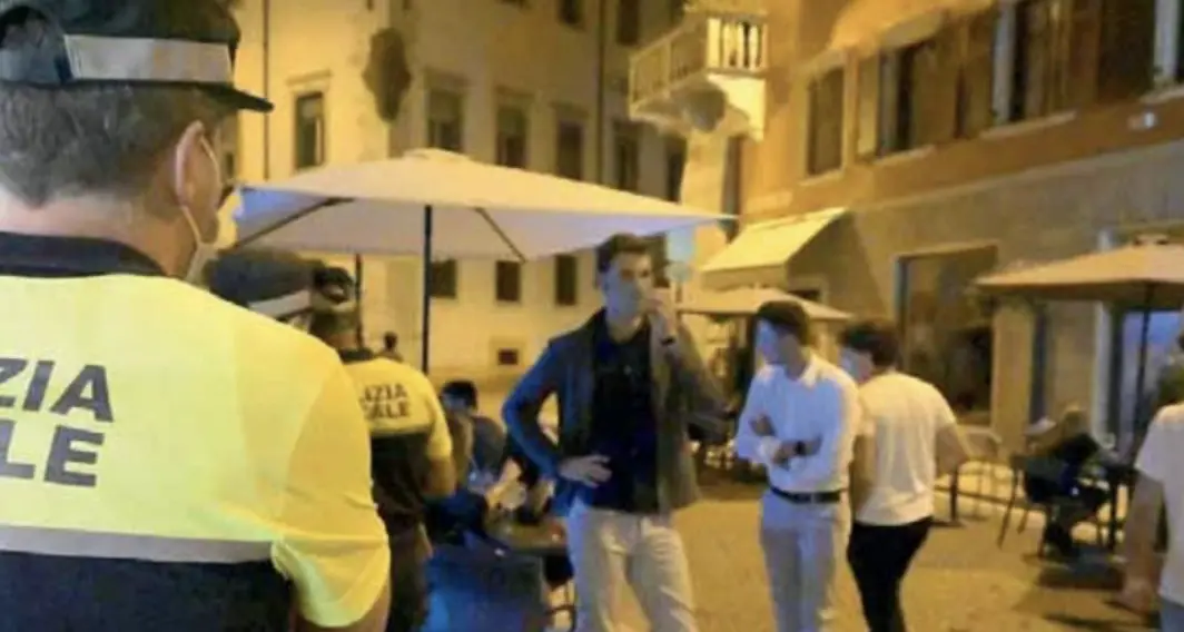 Schiamazzi fino a tarda notte e residenti esasperati, due locali \"puniti\" dal Comune