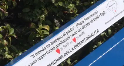 Onda Civica vuole le «panchine blu» per la parità dei padri separati, la proposta in Comune