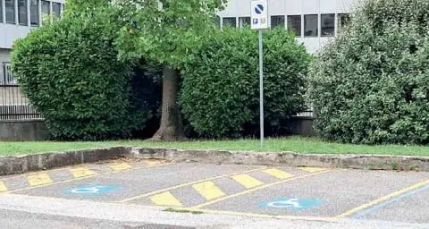 Parcheggia nello stallo per disabili perché dolorante: multa da pagare