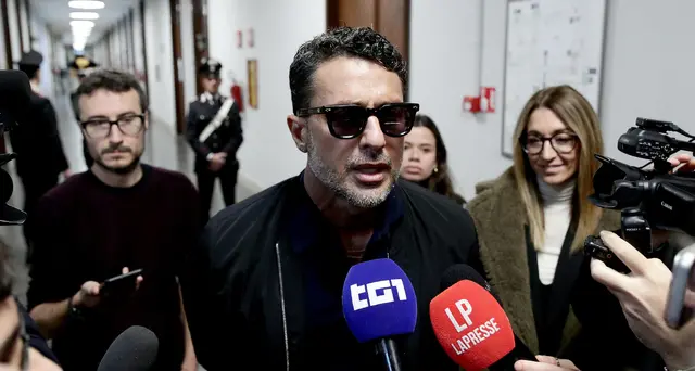 Corona: 'Mi adeguo e non parlo di Signorini, puntata sul sistema Mediaset'