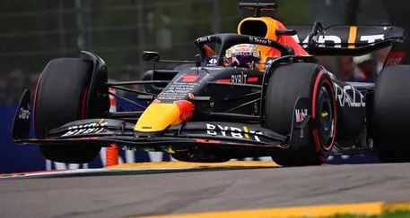 A Imola Verstappen vince la Sprint davanti alla Ferrari di Leclerc