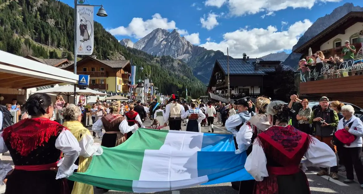 La festa per i 50 anni della Majon di Fascegn: minoranze linguistiche d’Italia unite in Val di Fassa