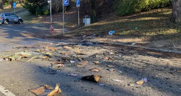 Selvaggiamente picchiati dal branco che incendiava cassonetti, per aver chiamato il 112: tre ragazzi feriti