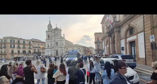 Crisi idrica: Caltanissetta, in decine protestano davanti Comune