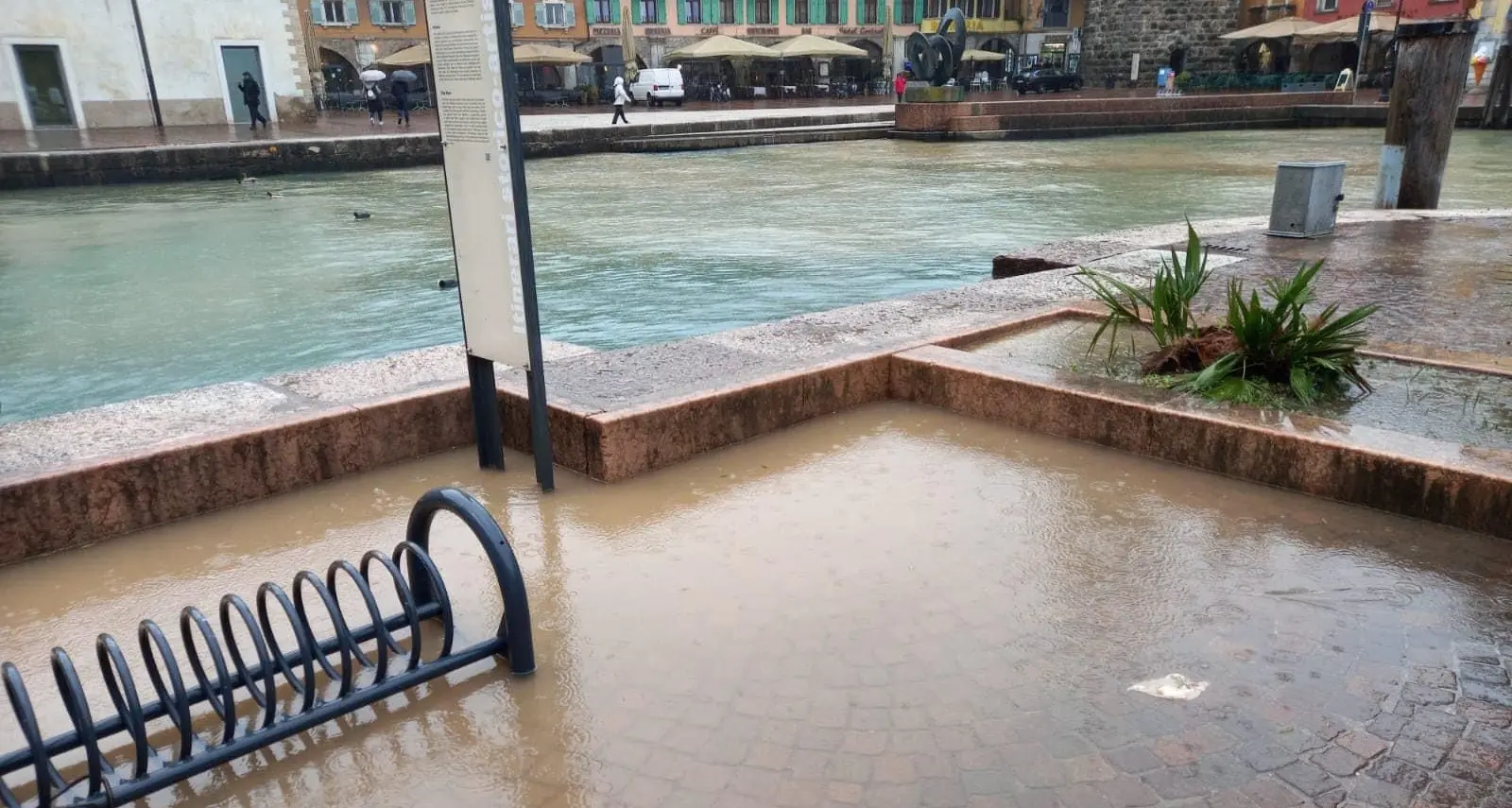 Acqua del lago rossa: la sabbia del Sahara bagna anche Riva del Garda