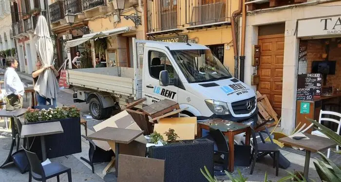 Tragedia sfiorata a Cagliari: un furgone è piombato sui tavolini di un locale ferendo 15 persone