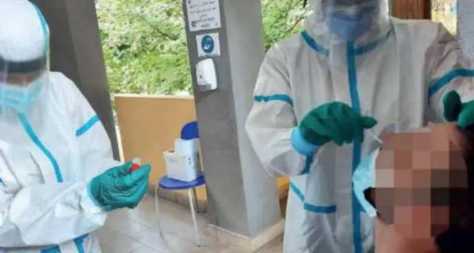 Il medico scopre il paziente positivo impegnato a fare la spesa in negozio