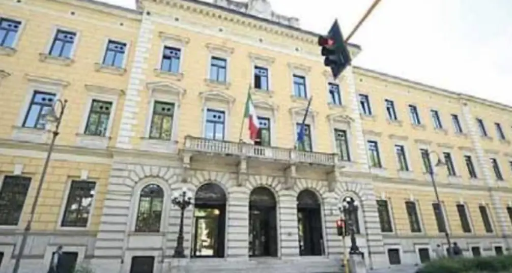 Stalking e minacce di morte per farsi pagare 2mila euro: due artigiani a processo a Trento