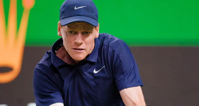 Six Kings Slam, tutto facile per Sinner: batte Tsitsipas in due set, ora Djokovic