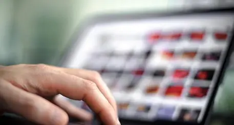 Pedopornografia, una ragazza di tredici anni adescata in chat: sei accusati