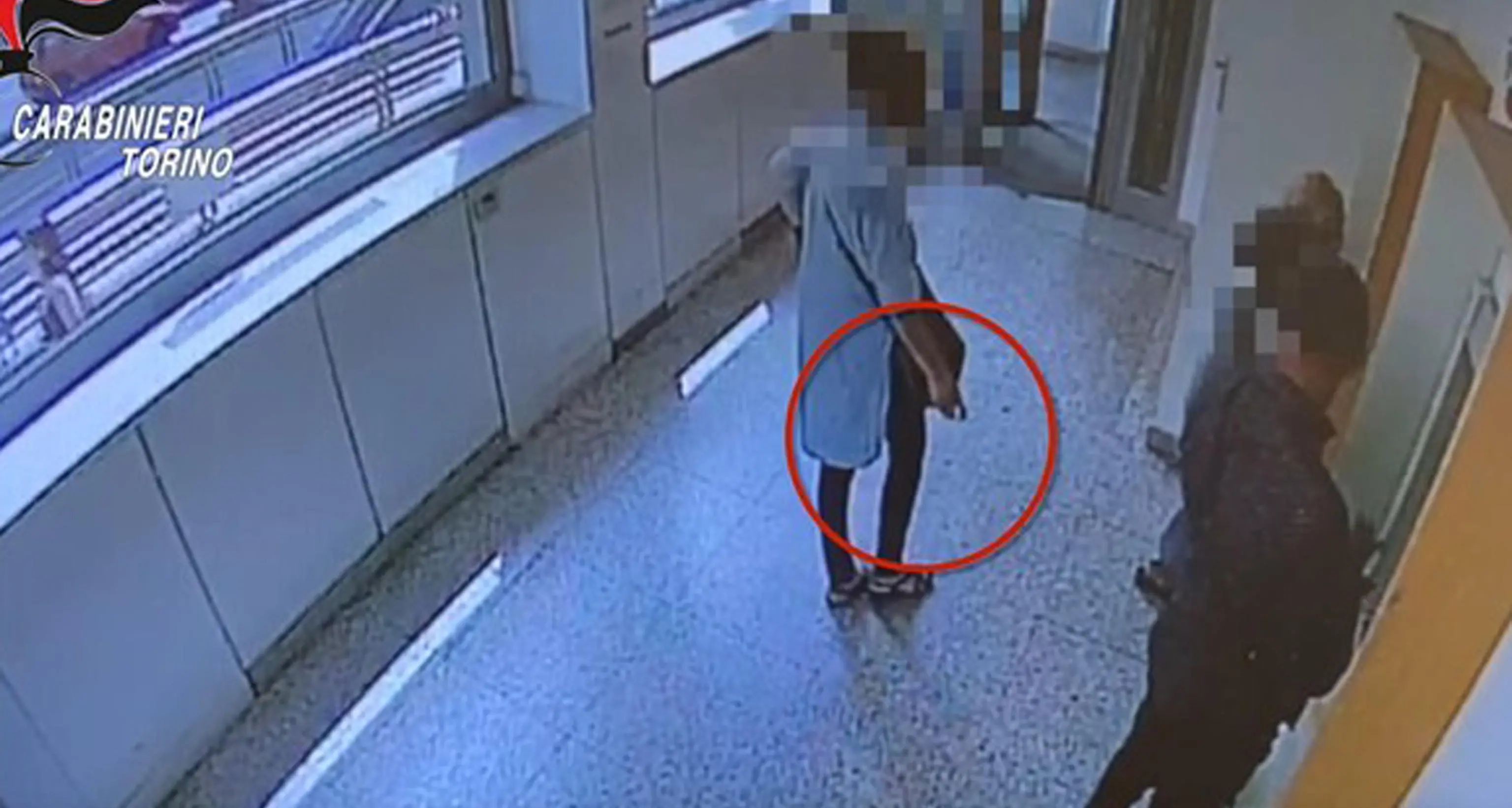 Guarda come la banda di ladri ruba i bancomat agli anziani – VIDEO