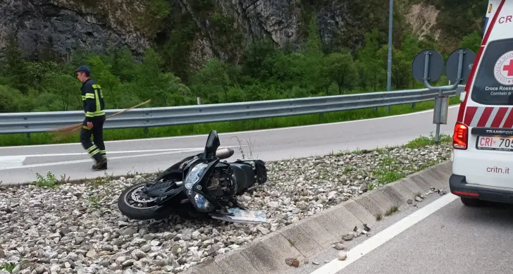 Altro incidente in moto: ferito un centauro alla rotatoria del Totoga in Primiero