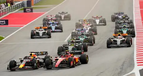 Verstappen domina il Gp di Spagna, Sainz quinto: sul podio anche Hamilton e Russell con le Mercedes