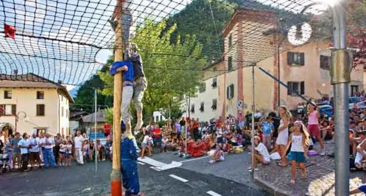 Val di Ledro: cade e batte la testa precipitando dal palo della cuccagna della sagra