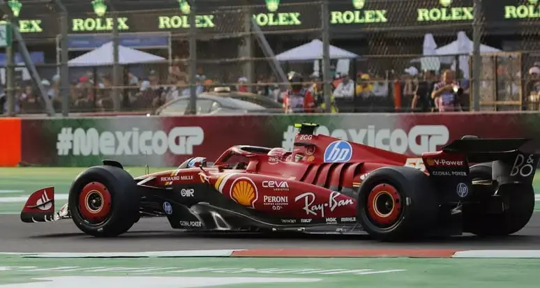Sainz in pole con la Ferrari in Messico, quarto Leclerc