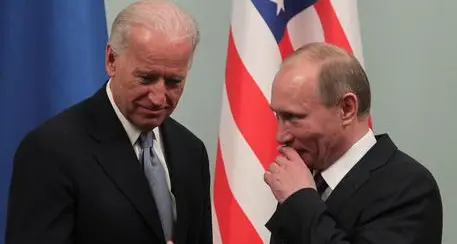 Biden: “Putin un assassino, pagherà per le sue interferenze”