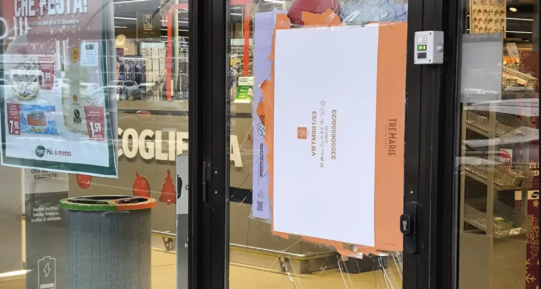Spaccate al Top Center, la solidarietà dell’associazione commercianti: «Sicurezza priorità per città e imprese»