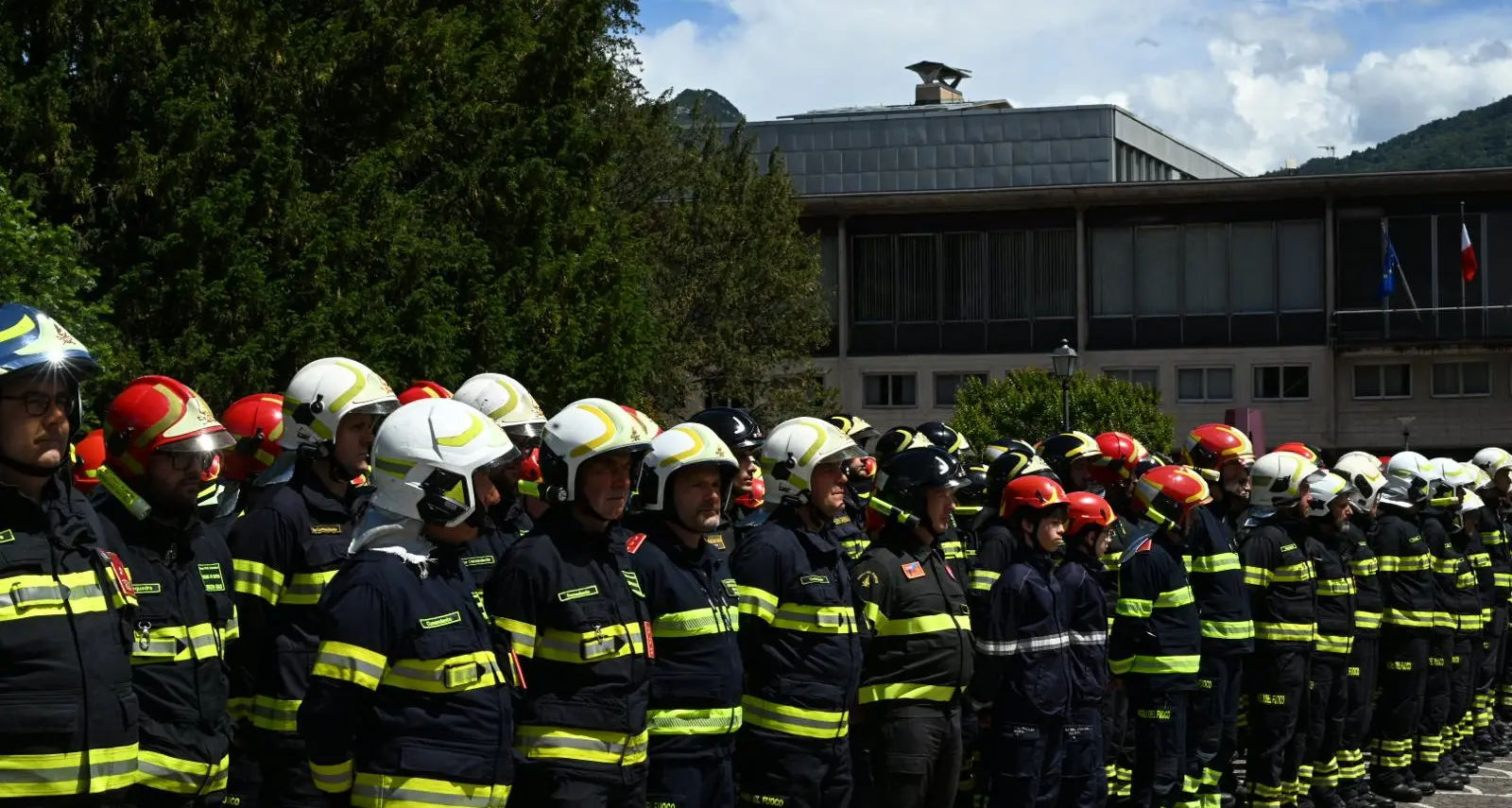 Vigili del fuoco volontari: a Trento il Convegno provinciale tra spettacolari manovre e la sfilata di 1.200 pompieri