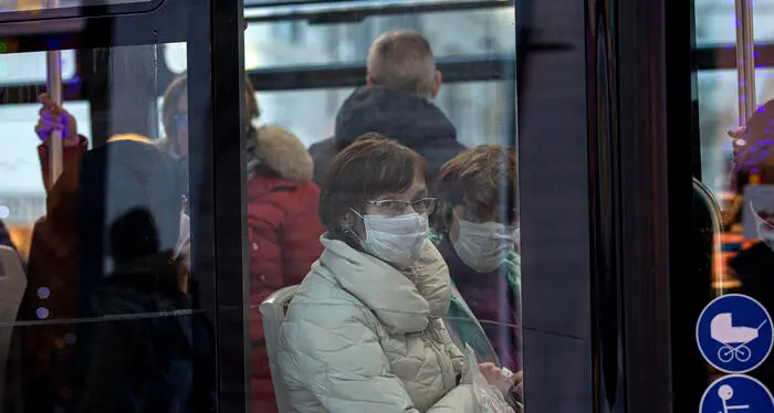 Liberi dalla mascherina: dal 30 settembre cade l'obbligo su treni e bus (ma anche nelle strutture sanitarie)