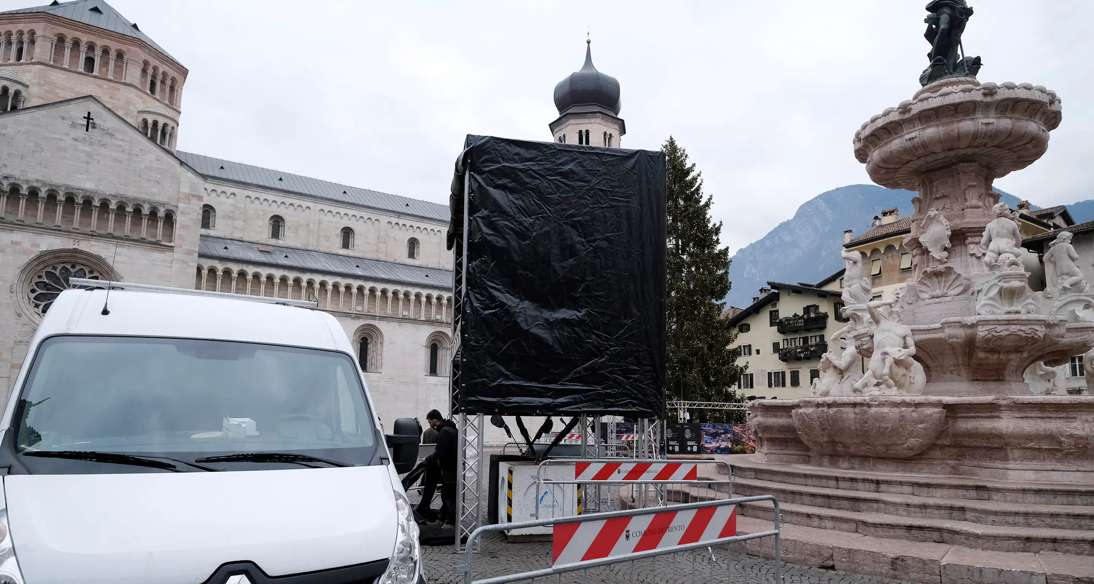 Capodanno a Trento: niente conto alla rovescia, solo un «carillon musicale» con le luci in piazza Duomo, ma «tranquillo»