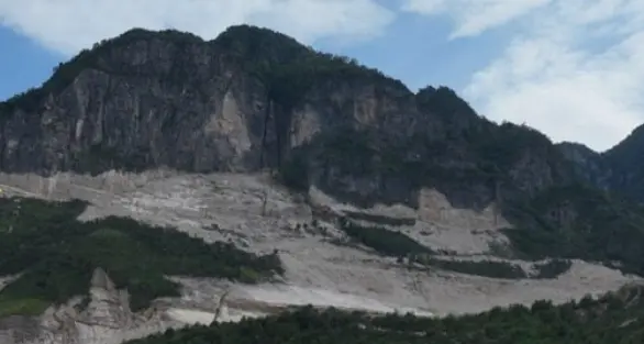 Con la pioggia, riprende a muoversi la grande frana sulla Valdastico, la strada resta chiusa (con deviazione)