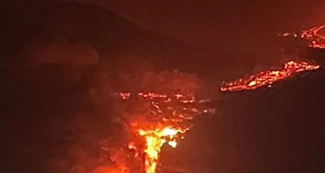 Canarie: piramide di lava di 50 metri nell'oceano e gas
