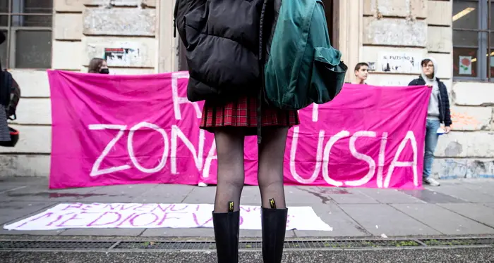 “Niente pancia scoperta a scuola”: la preside di un liceo tedesco di Brunico nella bufera