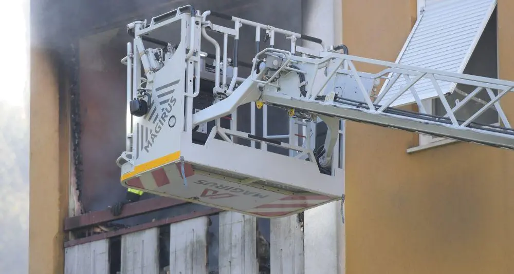 Allarme in via Matteotti a Trento: bambino da solo in casa appicca il fuoco, arrivano i pompieri con l'autoscala