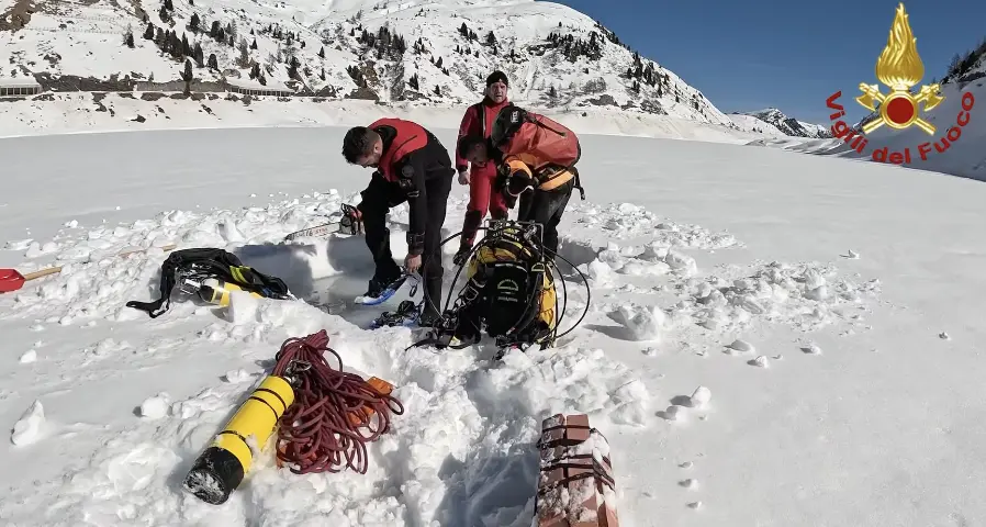 Sommozzatori dei Vigili del fuoco si addestrano nel lago di Fedaia: immersione in acque gelide ad alta quota