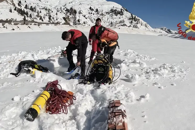 Sommozzatori dei Vigili del fuoco si addestrano nel lago di Fedaia: immersione in acque gelide ad alta quota