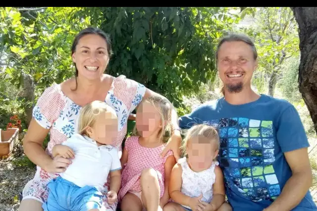 Primo giorno di scuola per i bambini della famiglia nel bosco