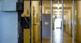 Portata in uno scantinato e abusata dall’amico: ragazzo condannato a 4 anni e 20 giorni