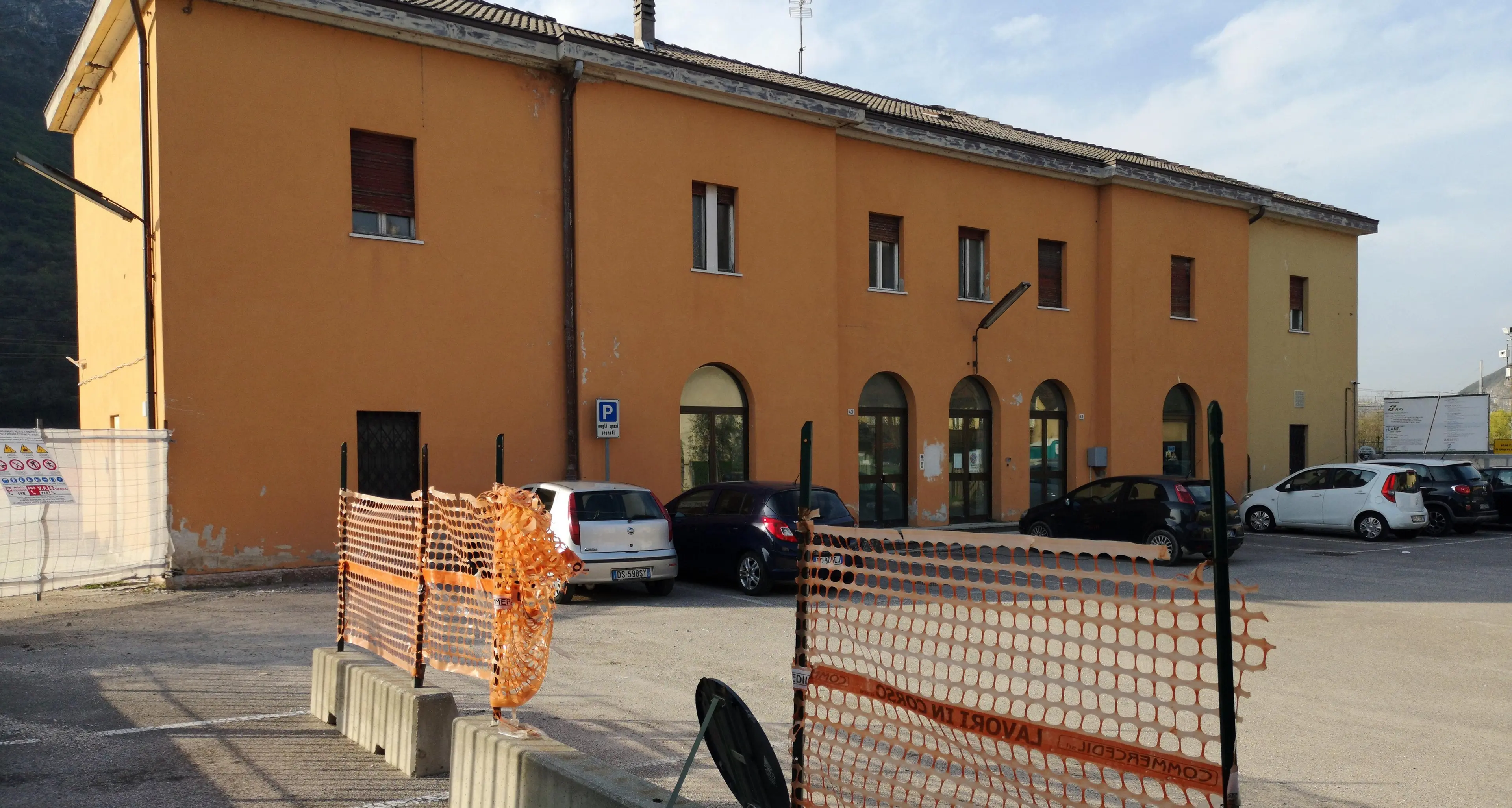 Calliano, i lavori alla stazione ferroviaria ritardano ancora, di proroga in proroga la riapertura slitta