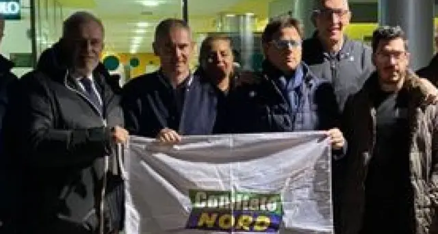 Bossi: saluto delegazione Comitato Nord sotto ospedale