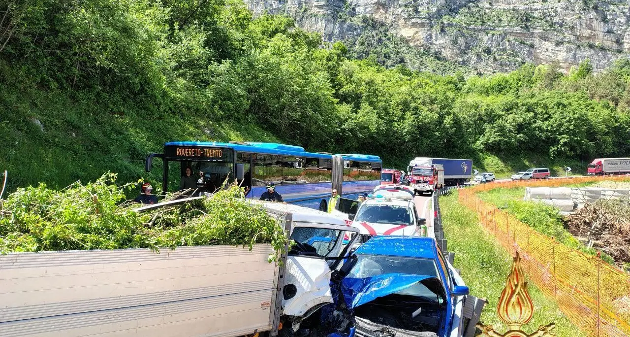 Scontro frontale tra camion e auto: in due al pronto soccorso