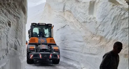 A Passo Rombo ci sono ancora cinque metri di neve, frese al lavoro fra muri di neve