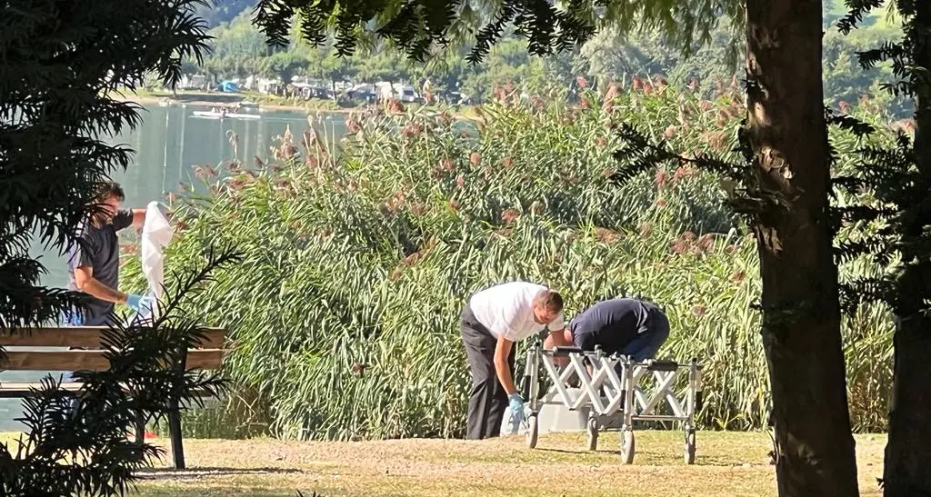 Trovato un cadavere nel lago di Caldonazzo: l’allarme dato da alcune persone che erano in spiaggia