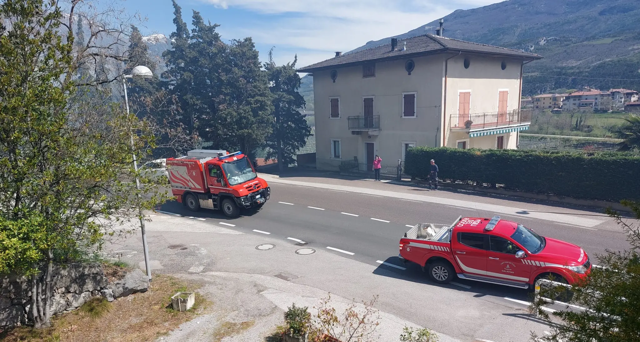 Principio di incendio boschivo a Pietramurata: sul posto i vigili del fuoco
