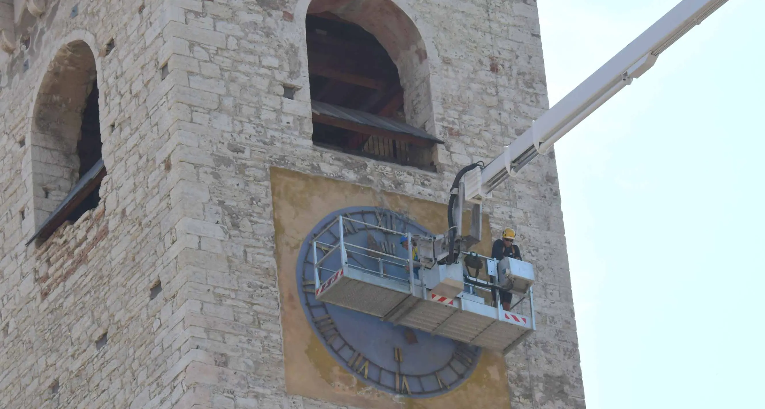 Frammenti di pietra dalla Torre Civica di piazza Duomo, da lunedì i lavori al quadrante dell’orologio