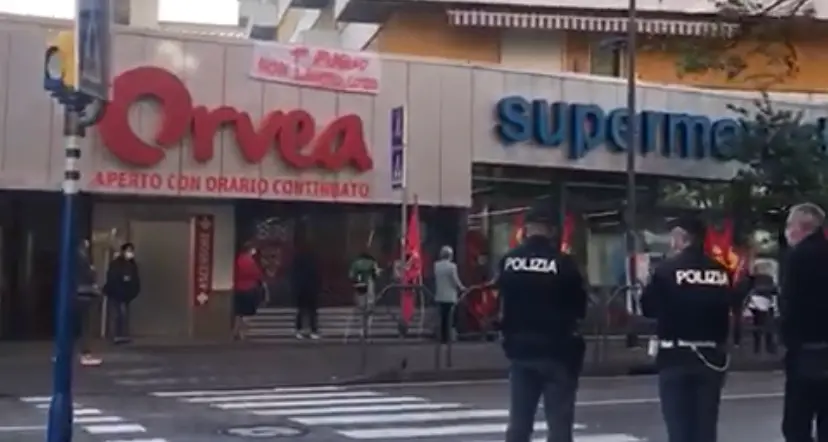 La protesta davanti all’Orvea: “Non siamo in vendita, il primo maggio non si lavora”
